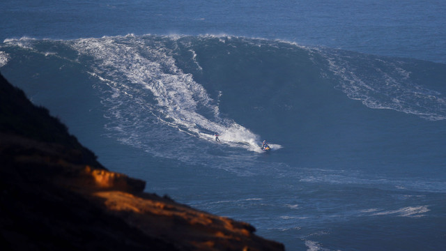 Peselencar dengan ombak yang besar di Praia do Norte, Nazare, Portugal, 8 Januari 2022. Foto: Pedro Nunes/REUTERS