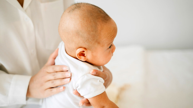 Bayi baru lahir cegukan. Foto: Shutter Stock