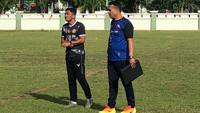 Pelatih baru Persiraja Banda Aceh, Sergio Alexandre (jersi biru), memimpin latihan Persiraja untuk pertama kalinya di Bali, Sabtu (8/1). Foto: Dok. Persiraja