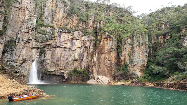 Petugas pemadam kebakaran negara bagian Minas Gerais dan Angkatan Laut Brasil mencari korban setelah dinding batu runtuh di air terjun di Capitolio, Brasil, Sabtu (8/1/2022). Foto: Fire Brigade of Minas Gerais/Reuters