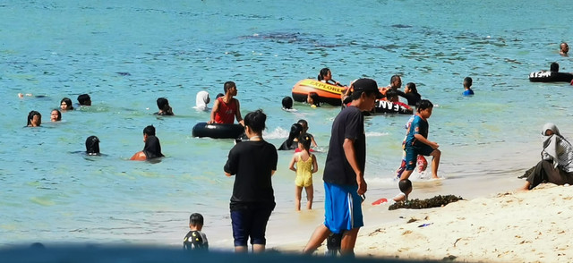 Pengunjung di pantai Pelawan Karimun. Foto: Khairul S/kepripedia.com