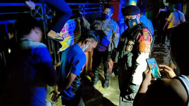 Polisi saat membawa Udin Pocong ke Mako Polres Kotawaringin Barat untuk diproses lebih lanjut. Foto: IST/InfoPBUN