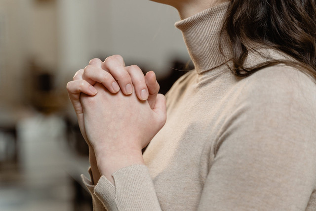 Contoh Doa Sesudah Belajar Katolik, Foto: Pexels/MART PRODUCTION 