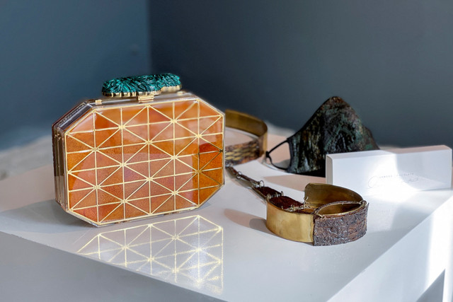 Tas tangan yang dibuat dari kulit jeruk oleh Chef asal Yordania Omar Sartawi, ditampilkan di The Workshop di Dubai Expo 2020, Uni Emirat Arab. Foto: Jehad Shelbak/REUTERS