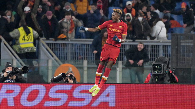 Selebrasi pemain AS Roma Tammy Abraham usai mencetak gol ke gawang Juventus pada pertandingan lanjutan Liga Italia di Stadio Olimpico, Roma, Italia. Foto: Alberto Lingria/REUTERS