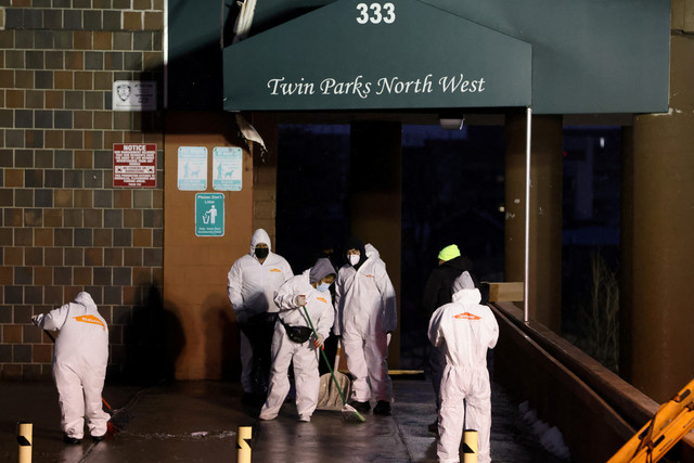 Petugas membersihkan sisa-sisa kebakaran gedung apartemen di wilayah Bronx, New York City, Amerika Serikat.  Foto: Andrew Kelly/REUTERS