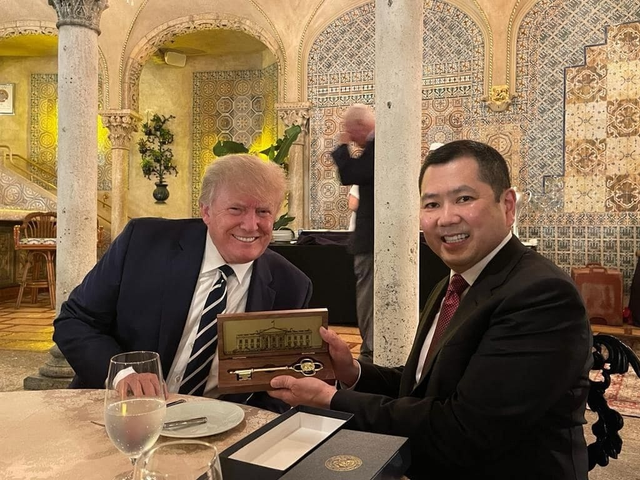 Donald Trump beri hadiah untuk Hary Tanoe (Foto: Instagram @hary.tanoesoedibjo)