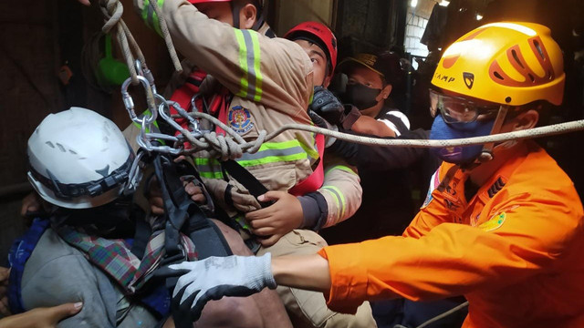 Tim SAR mengevakuasi Sugiono warga Kelurahan Sedayu, Kecamatan Muntilan, Kabupaten Magelang, yang jatuh ke dalam sumur, Minggu (9/1/2022). Foto: istimewa