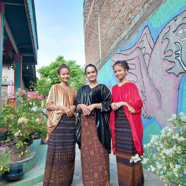 Ilustrasi pakaian adat Flores untuk perempuan. Foto: Facebook/Taman Nasional Kelimutu