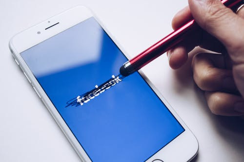 Ilustrasi menghapus akun Facebook yang lupa password dan email. Foto: Pexels.com