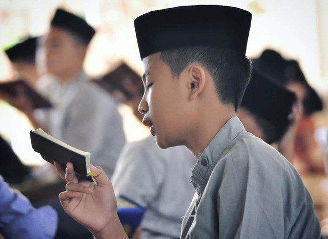 Al-Qur'an kerap dibenturkan dengan problematika zaman sekarang.