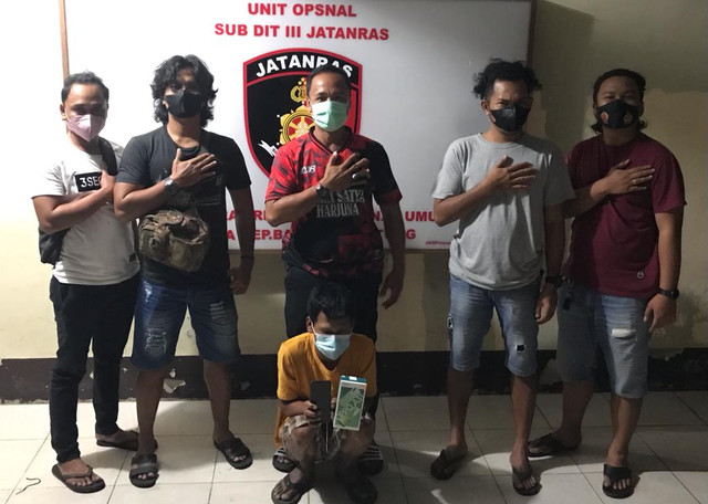 Pelaku pencurian HP milik tetangganya, yakni BK saat diamankan Polisi Polda Babel.