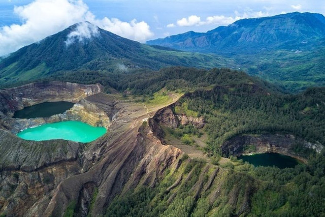 Rumah adat Mbaru Niang suku Manggarai terdapat di Provinsi Nusa Tenggara Timur. Foto: Shutterstock