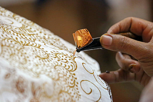 Ilustrasi contoh kerajinan budaya lokal salah satunya batik. Foto: iStock
