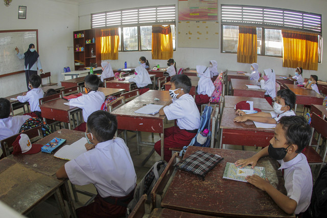 Siswa mengikuti Pembelajaran Tatap Muka (PTM) di SDN 010 Batam Kota, Batam, Kepulauan Riau. Foto: ANTARA FOTO/Teguh Prihatna