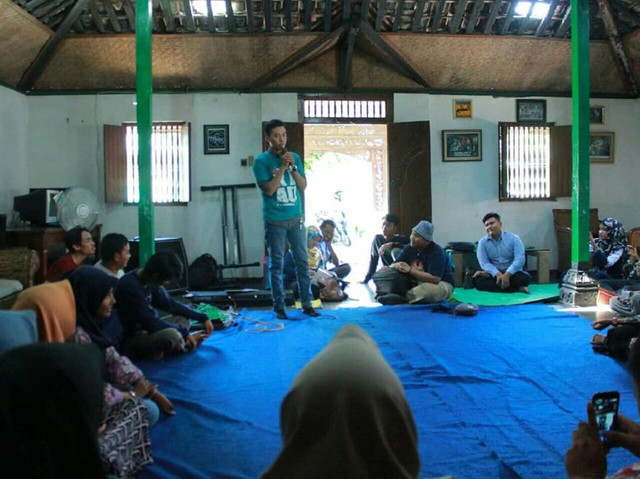Dosen Spesialis Medikal Bedah "Prima Trisna Aji" ketika memberikan Pendidikan Kesehatan kepada anak - anak Panti Asuhan Gunungan Surakarta