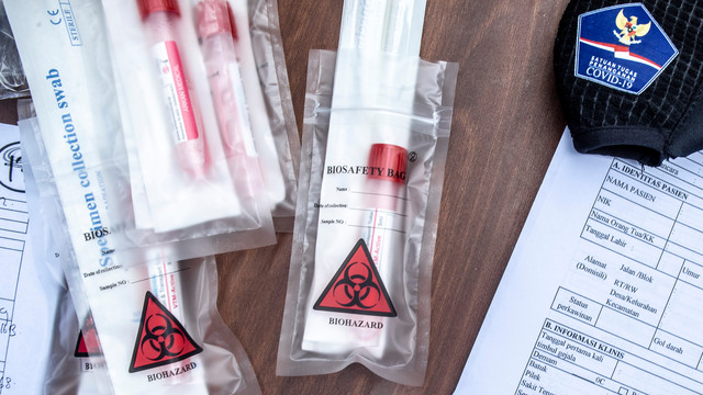 Sejumlah alat tes usap COVID-19 terletak di atas sebuah meja saat tes massal di Kelurahan Krukut, Kecamatan Taman Sari, Jakarta Barat, Senin (10/1/2022). Foto: Muhammad Adimaja/Antara Foto