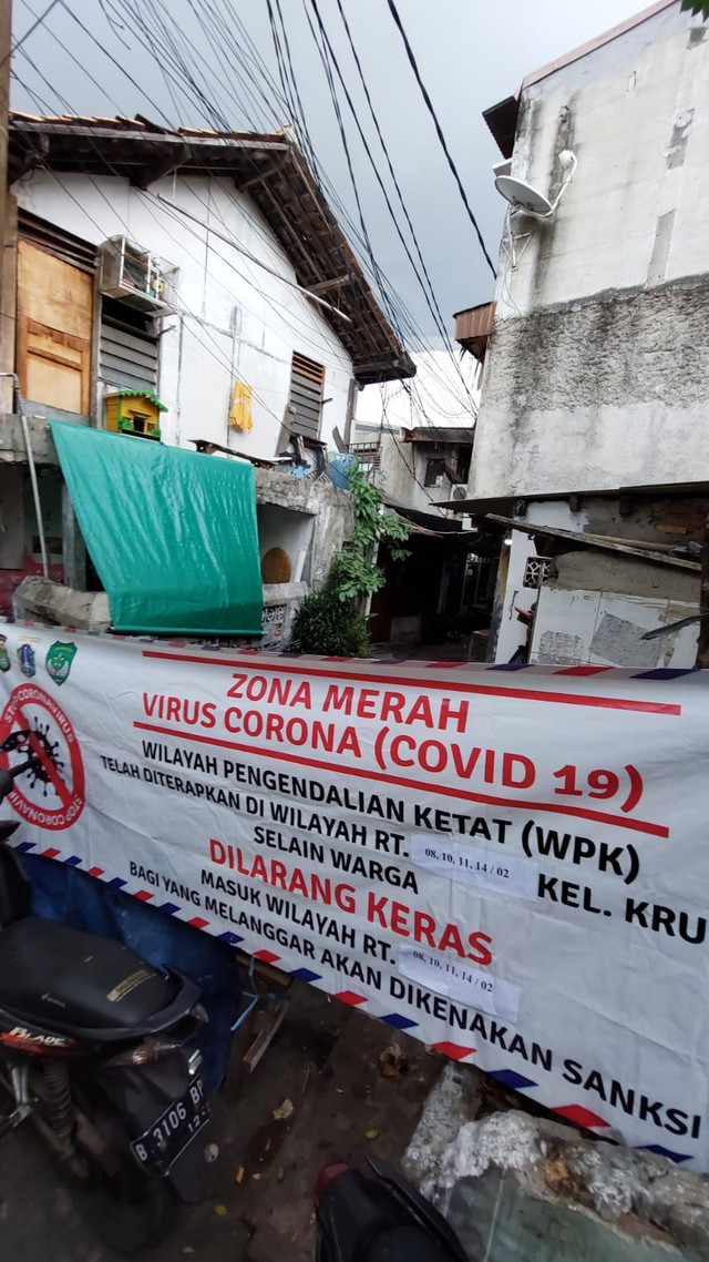 Suasana di wilayah Krukut yang di lockdown karena ditemukan warga yang positif corona. Foto: Fachrul Iwinsyah/kumparan