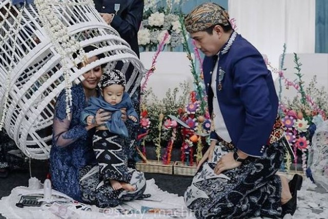 Upacara Tedak Siten sebagai adat istiadat Jawa Tengah. Foto: Maria Gabrielle Putrinda/kumparan