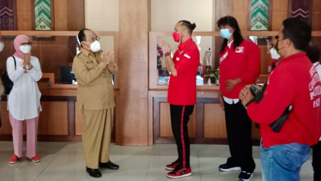 Ketua Umum Dewan Pimpinan Pusat Partai Solidaritas Indonesia (DPP PSI), Giring Ganesha saat bertemu dengan Bupati Kulon Progo, Sutedjo, Senin (10/1/2022). Foto: Erfanto/Tugu Jogja.