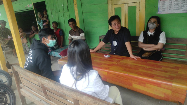 Seorang pengusaha asal Kabupaten Bojonegoro, Handoko, saat berkunjung di rumah pemain Timnas Indonesia asal Blora, Pratama Arhan, untuk membicarakan rencana renovasi rumah pemain tersebut. (foto: dok istimewa)