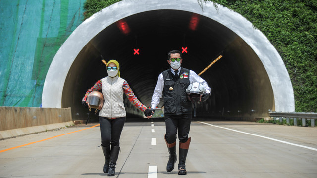 Gubernur Jawa Barat Ridwan Kamil (kanan) bersama istri Atalia Praratya meninjau terowongan pada proyek Jalan Tol Cileunyi-Sumedang-Dawuan (Cisumdawu) di Jawa Barat, Senin (10/1/2022). Foto: Raisan Al Farisi/Antara Foto