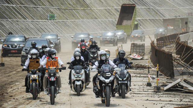 Gubernur Jawa Barat Ridwan Kamil (depan) mengendarai sepeda motor saat meninjau daerah rawan longsor pada proyek Jalan Tol Cileunyi-Sumedang-Dawuan (Cisumdawu) di Ciherang, Kabupaten Sumedang, Jawa Barat, Senin (10/1/2022). Foto: Raisan Al Farisi/Antara Foto