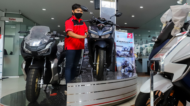Petugas membersihkan sepeda motor yang di panjang di salah satu dealer motor di kawasan Pasar Minggu, Jakarta Selatan, Senin (10/1/2021). Foto: Iqbal Firdaus/kumparan