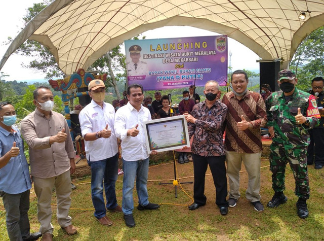 Wakil Bupati Ciamis, Yana D Putra saat melaunching Destinasi Wisata Bukit Meralaya di Desa Mekarsari, Kecamatan Tambaksari, Ciamis. (Foto: Istimewa)