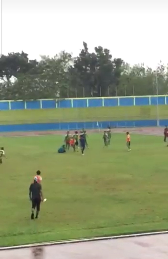 Aksi Saling Kejar Pemain Warnai Laga Semifinal Liga Soeratin-17 di Pangkalpinang