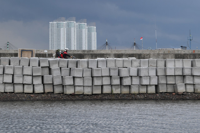 Suasana pembangunan tanggul pengaman laut atau National Capital Integrated Coastal Development (NCICD) di Kawasan Muara Baru Jakarta, Senin (10/1). Foto: Wahyu Putro A/ANTARA FOTO