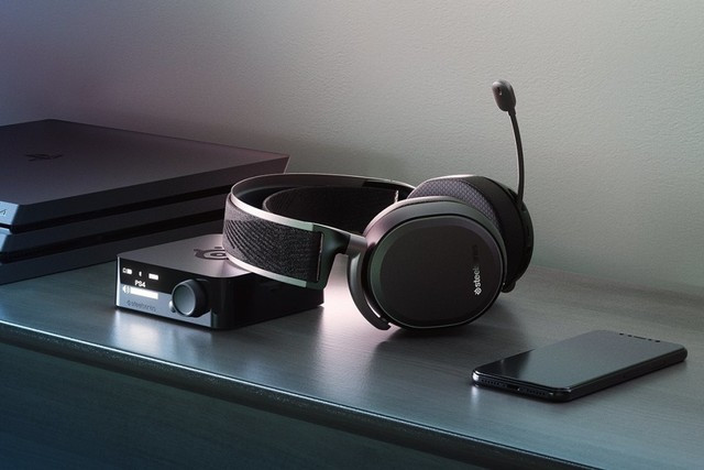 Cara Ngecas Headset Bluetooth. Foto: Steelseries