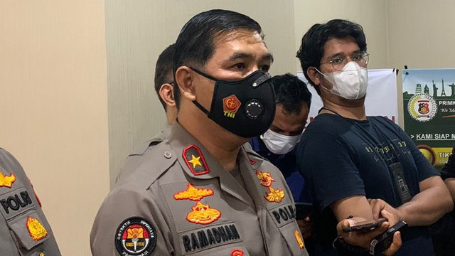 Karopenmas Divisi Humas Polri Brigjen Pol Ahmad Ramadhan memberikan keterangan soal penepatan tersangka Ferdinand Hutahaean di Bareskrim.
 Foto: Mirsan Simamora/kumparan