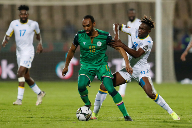 Pemain Gabon Louis Ameka berebut bola dengan pemain Komoro Rafidine Abdullah pada pertandingan Grup C Piala Afrika di Stade Ahmadou Ahidjo, Yaounde, Kamerun.
 Foto: Mohamed Abd El Ghany/REUTERS