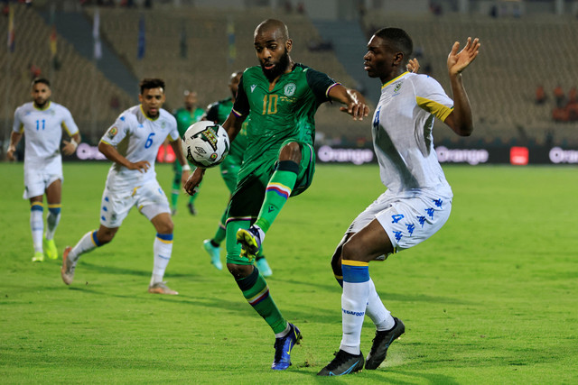 Pemain Gabon Sidney Obissa berebut bola dengan pemain Komoro Youssouf M'Changama pada pertandingan Grup C Piala Afrika di Stade Ahmadou Ahidjo, Yaounde, Kamerun.
 Foto: Mohamed Abd El Ghany/REUTERS