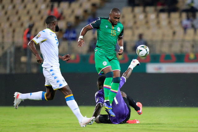Pemain Gabon Jean-Noel Amonome berebut bola dengan pemain Komoro Bendjaloud Youssouf pada pertandingan Grup C Piala Afrika di Stade Ahmadou Ahidjo, Yaounde, Kamerun.
 Foto: Mohamed Abd El Ghany/REUTERS