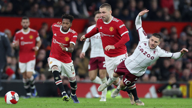 Pemain Manchester United Luke Shaw berebut bola dengan pemain Aston Villa pada pertandingan Putara Ketiga Piala FA di Old Trafford, Manchester, Inggris.
 Foto: Phil Noble/REUTERS
