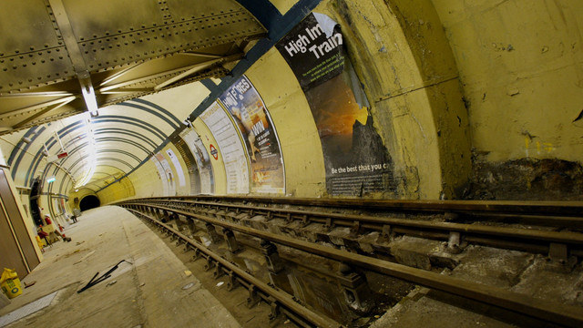 Stasiun terbengkalai di stasiun bawah tanah Aldwych di London. Foto: NICOLAS ASFOURI / AFP