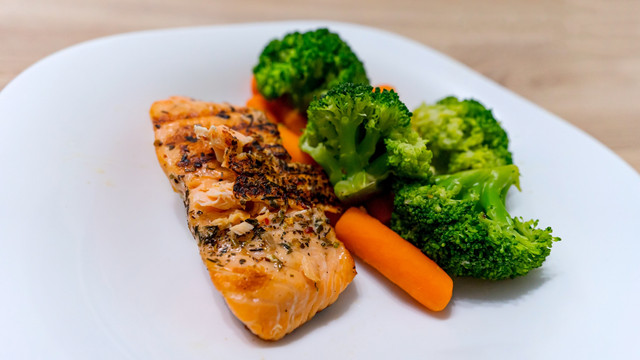 Salmon brokoli untuk makanan bayi.
 Foto: Shutter Stock