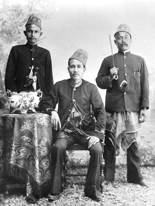 Sultan Muhammad Daud Syah (tengah). Dok. KITLV