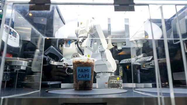 Sebuah robot barista membuat minuman kopi di Family Mart, Grand Indonesia, Jakarta Pusat, Sabtu (8/1). Foto: Iqbal Firdaus/kumparan