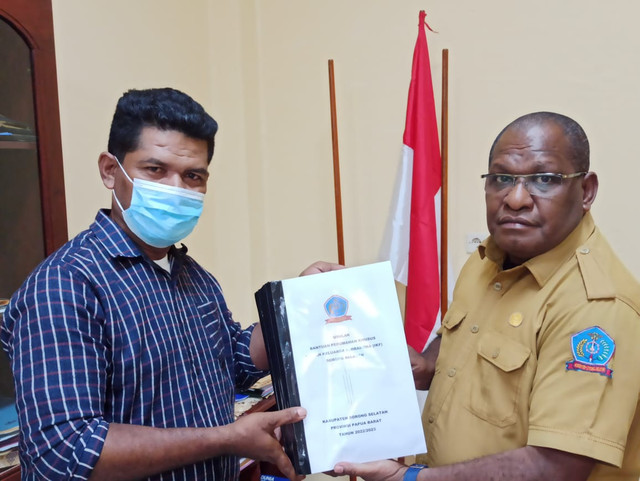 Kepala Dinas PUPR Sorong Selatan, Alfius Way kepada Ketua IKF Sorong Selatan terpilih Fransiskus Weli