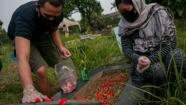 Ilustrasi mengirim doa khususon almarhum.  Foto: Jamal Ramadhan/kumparan