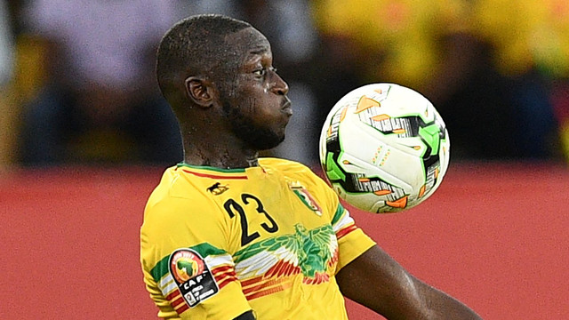 Pemain Mali Ousmane Coulibaly mengontrol bola saat pertandingan sepak bola grup D Piala Afrika 2017 antara Ghana vs Mali di Port-Gentil pada 21 Januari 2017. Foto: Justin Tallis/AFP
