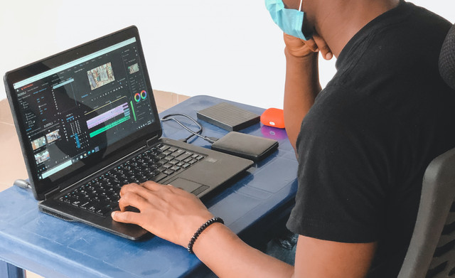 Editing Video. Foto: Emmanuel Ikwuegbu/unsplash