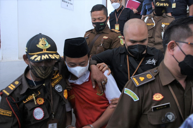 Herry Wirawan saat menghadiri pembacaan tuntutan oleh jaksa di PN Bandung pada Selasa (11/1). Foto: Dok: Kejati Jabar