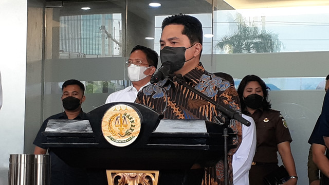 Menteri BUMN Erick Thohir saat konferensi pers di Kejaksaan Agung, Selasa (11/1). Foto: Fariza Rizky Ananda/kumparan.