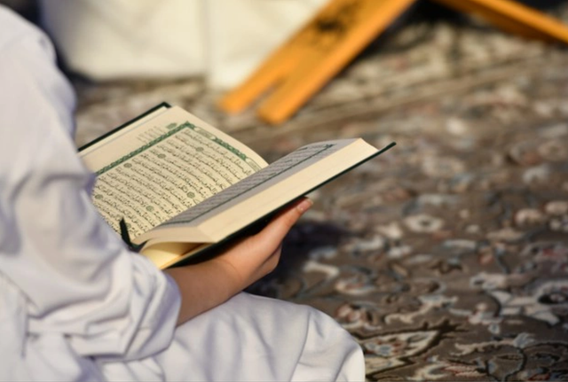 Ilustrasi laki-laki membaca Surat Al Baqarah ayat 10. Foto: freepik.com/fekrti