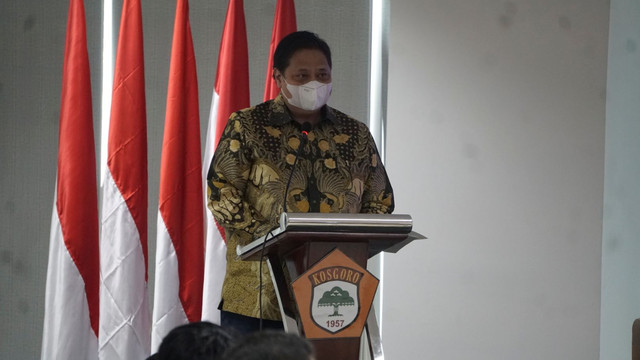 Ketum DPP Partai Golkar, Airlangga Hartarto memberikan sambutan pembuka pada acara diskusi publik 'Refleksi 2021 Proyeksi 2022' di Kantor DPP Golkar, Slipi, Jakarta, Selasa (1/11). Foto: Iqbal Firdaus/kumparan