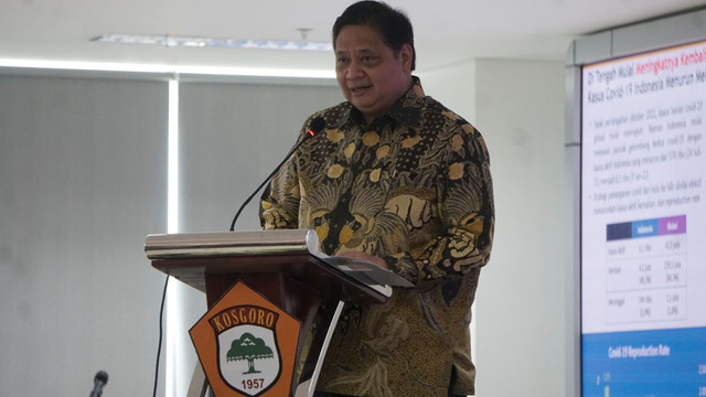 Ketum DPP Partai Golkar, Airlangga Hartarto memberikan sambutan pembuka pada acara diskusi publik 'Refleksi 2021 Proyeksi 2022' di Kantor DPP Golkar, Slipi, Jakarta, Selasa (1/11). Foto: Iqbal Firdaus/kumparan